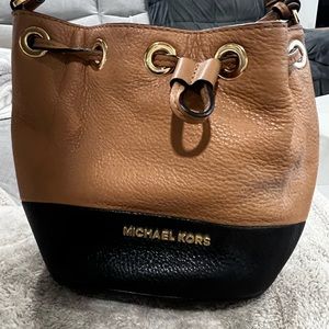 Michael kors small bucket crossbody